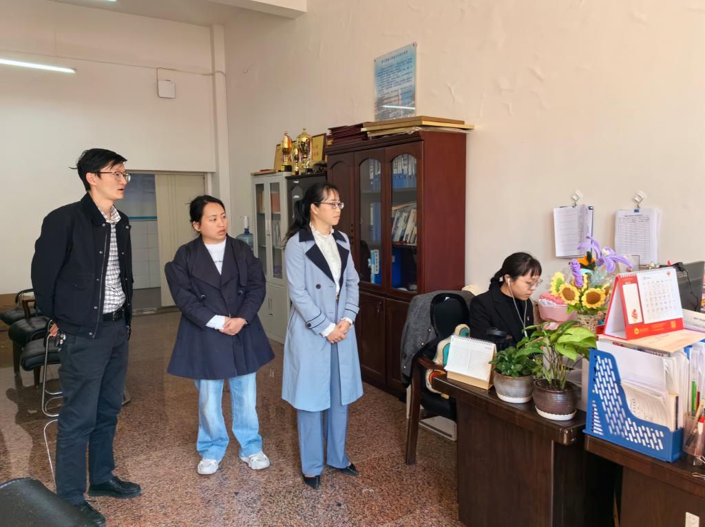 考试期间,学院副院长张惠芬进行了巡考,考试现场监考教师认真履职